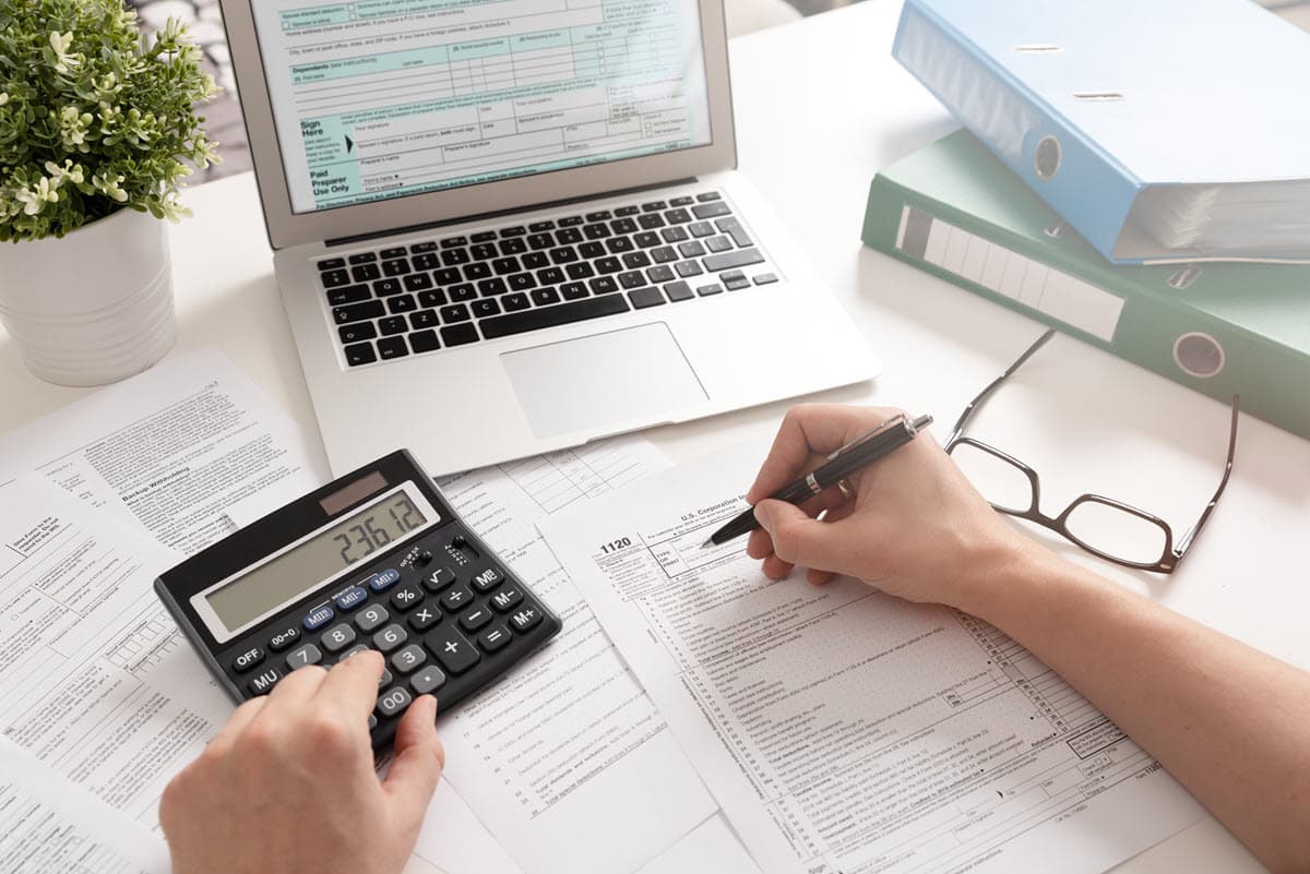 Servicios → Impuestos